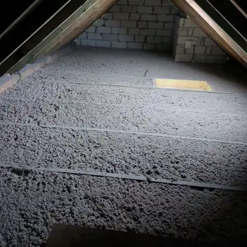 Poddasze nieużytkowe z równą warstwą nowej izolacji na stropie