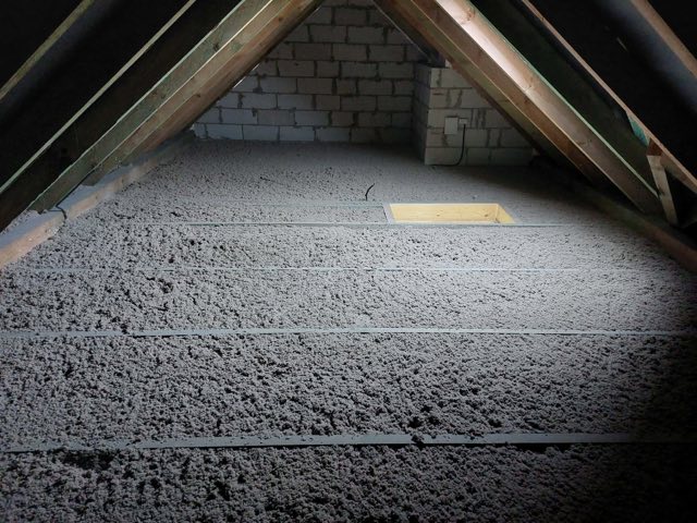 Poddasze nieużytkowe w całości pokryte warstwą celulozy, widoczna więźba dachowa